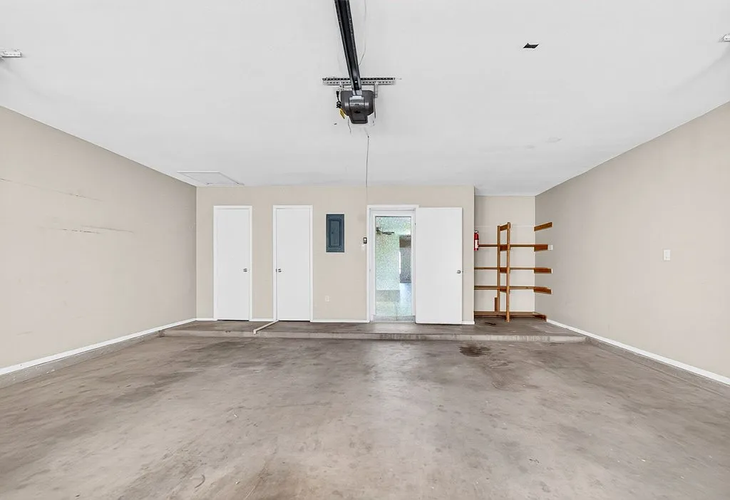 3 bed, 2.0 bath, 1255 sqft, $2,000 — Photo 2