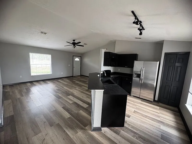 Beautifully Remodeled 3/2 In Spring Hill — Photo 2