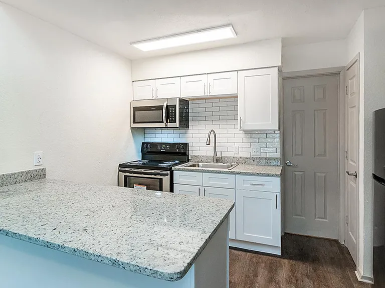 1306 N Main St — Photo 5