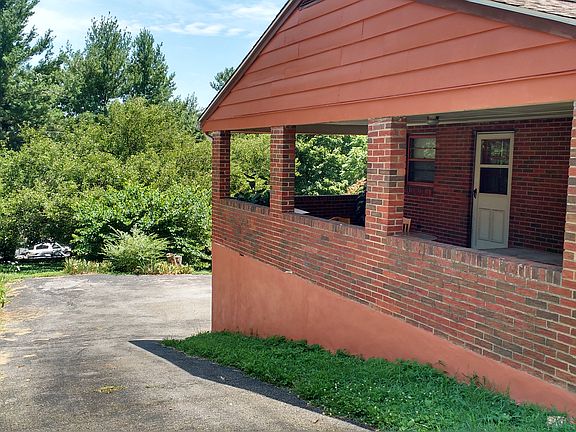 2nd image of 3623 Parkwood Dr
