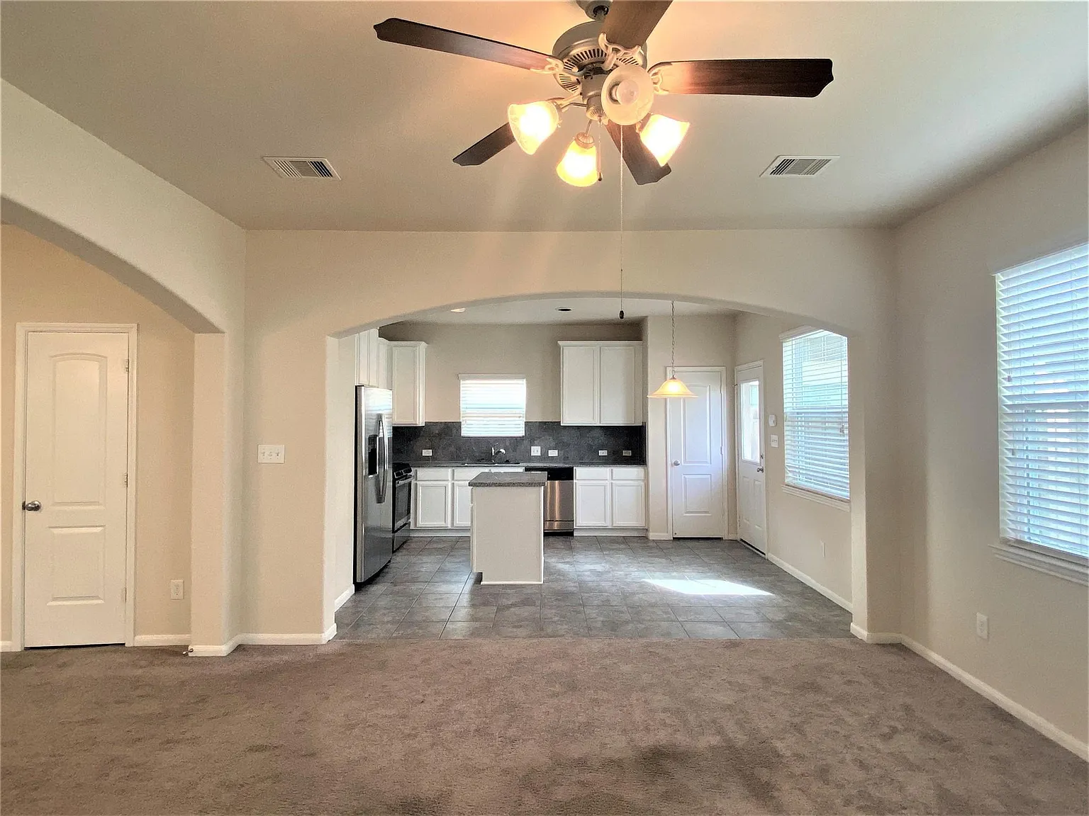 4 bed, 2.5 bath, 2159 sqft, $2,000 — Photo 4