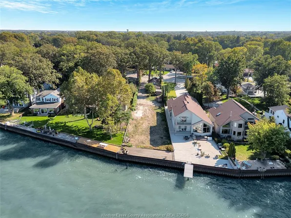 12722 Riverside Dr E #12718, Tecumseh, ON N8N 1A3