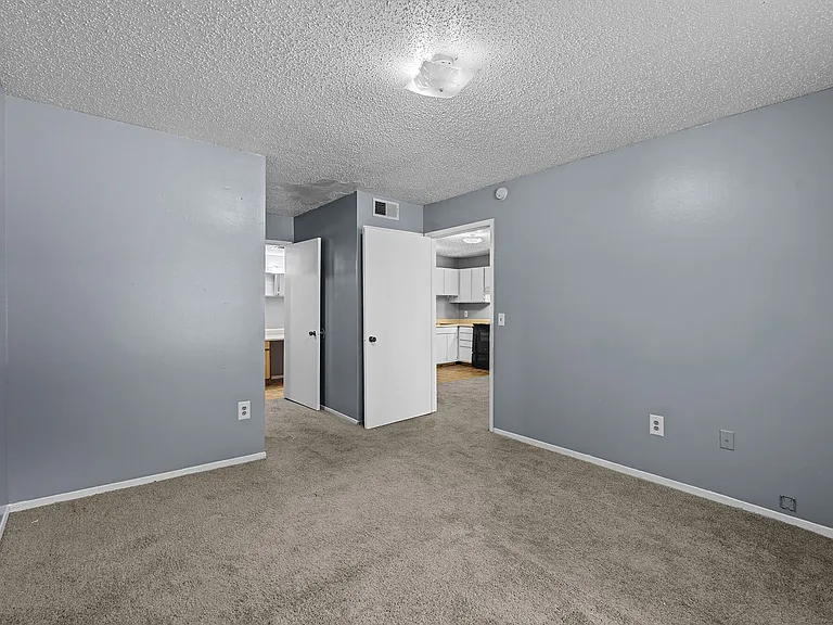 Creekside Apartments — Photo 7