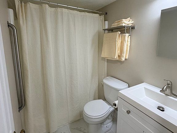 3rd image of 23 Davis Rd APT B12