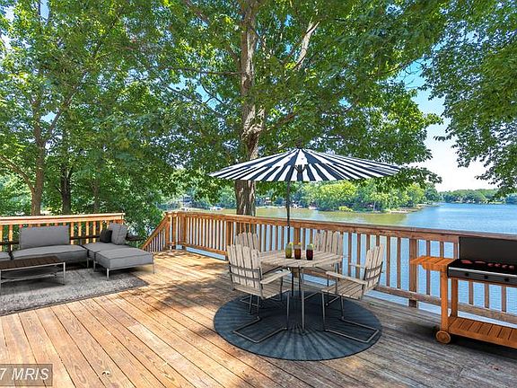 Large Open Deck overlooking lake - virtually stage