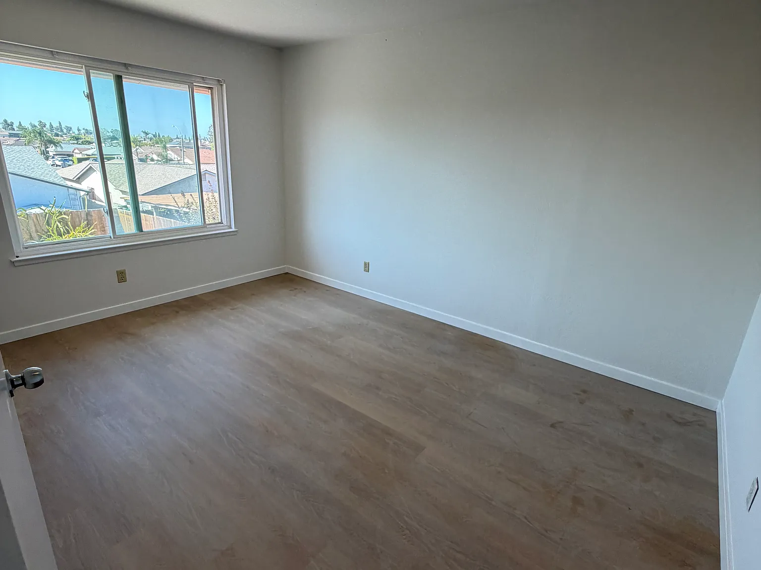 6 bed, 4.5 bath, 2138 sqft, $5,995 — Photo 2