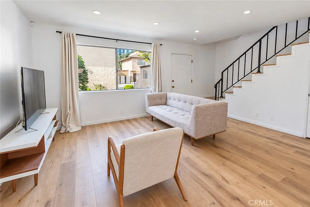 2 bed, 1.5 bath, 1025 sqft, $2,999 — Photo 4