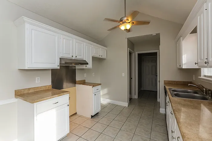 2038 Red Oak Dr — Photo 4