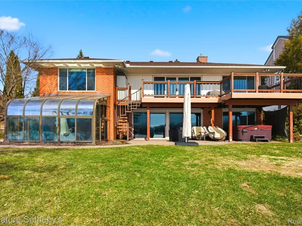 2497 W Walton Blvd, Waterford, MI 48329