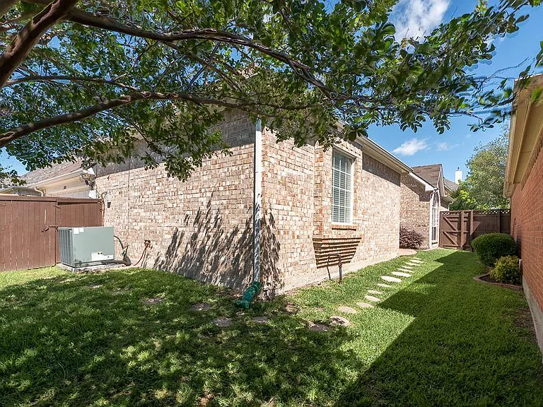 2708 Mum Dr — Photo 16