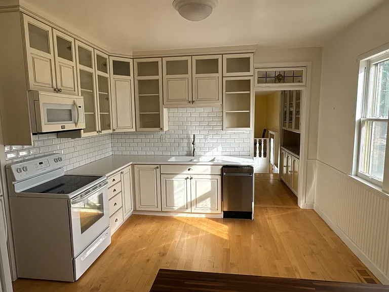 2591 S Park St — Photo 2