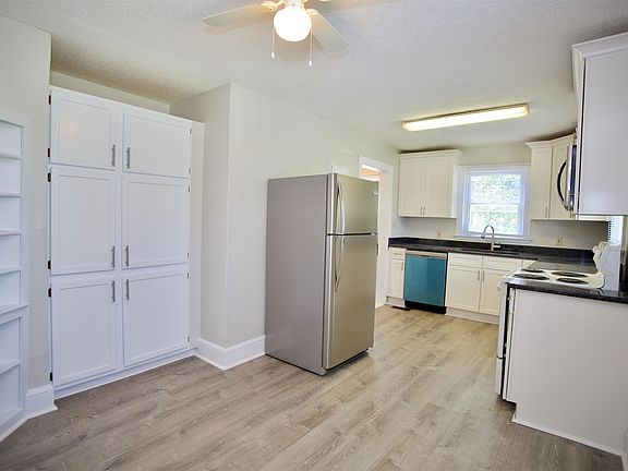 5th image of 18 Eastview Dr