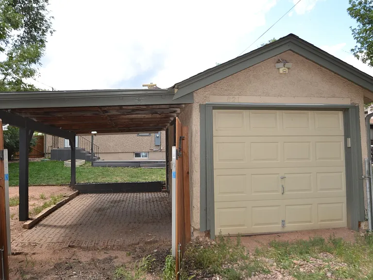 821 N Walnut St — Photo 24