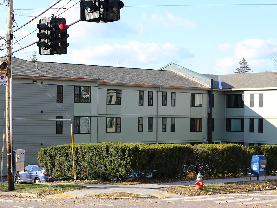 348 College St #101