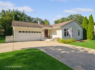 8715 Oakwood Dr, Crystal Lake, IL 60014