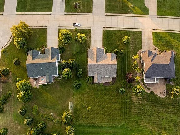 3rd image of 831 Autumn Rise Ln