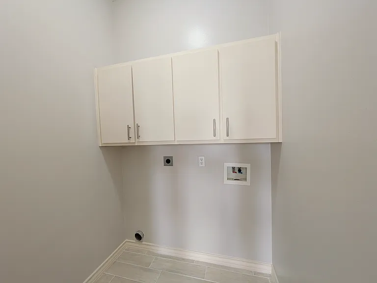 3432 Midtown Cir — Photo 9