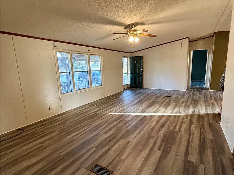111 Lakeside Woods Dr — Photo 5