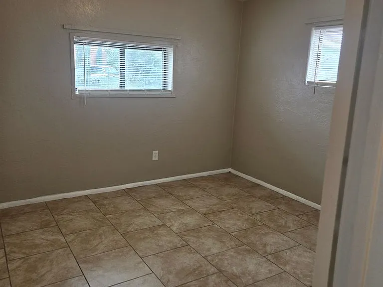 820 Apache Ave NW — Photo 6