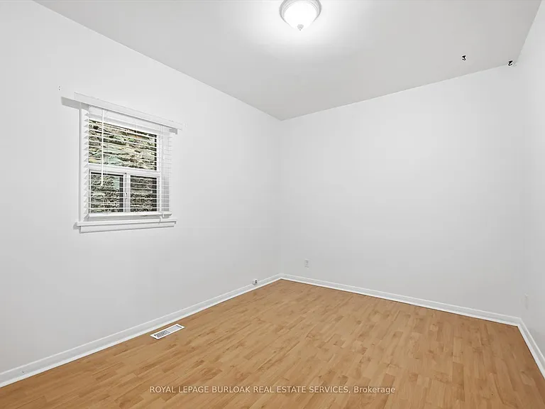 196 Ray St N — Photo 13