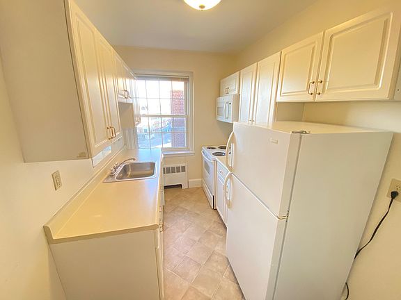 2nd image of 554 Belmont St #24