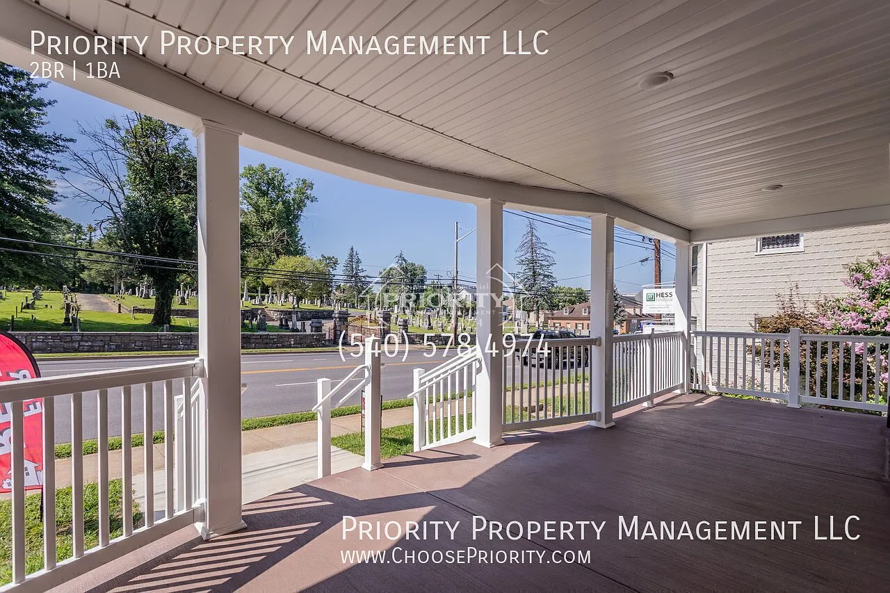 398 E Market St — Photo 3