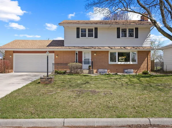 743 McCallum Dr, New Brighton, MN 55112