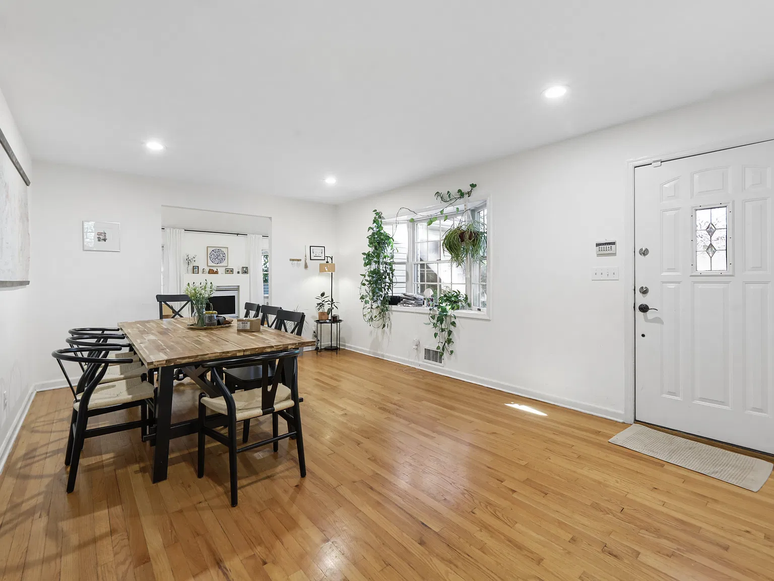 4 bed, 2396 sqft, $7,200 — Photo 3