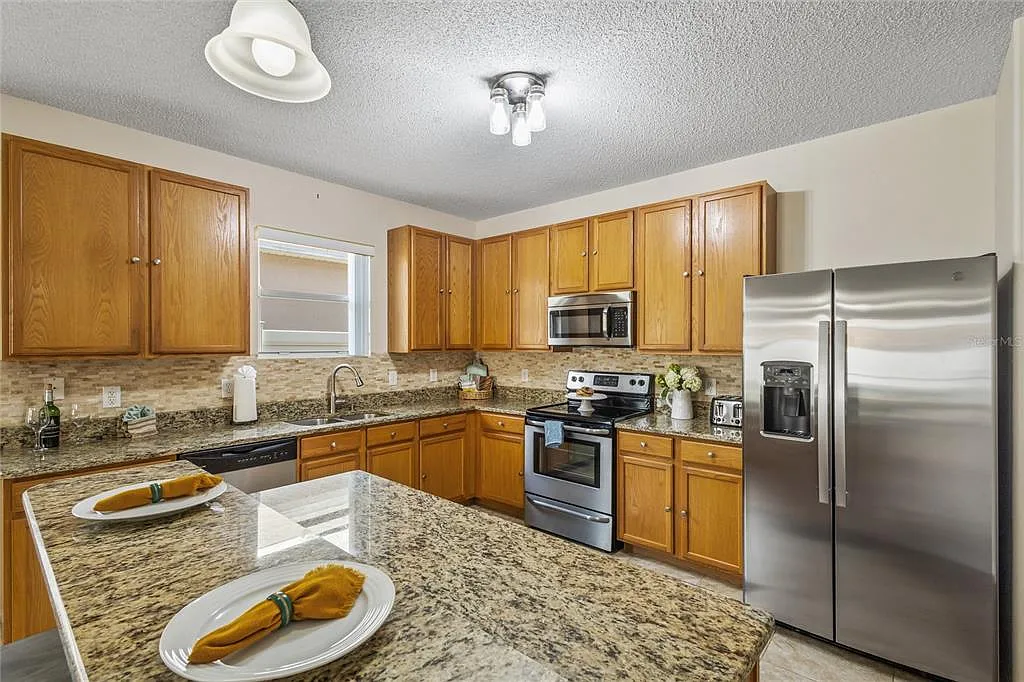 3 bed, 2.0 bath, 2080 sqft, $2,600 — Photo 4