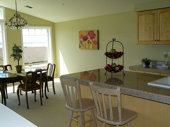 Open kitchen/dining