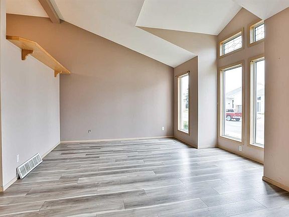 4th image of 322 N Assiniboia Pl W