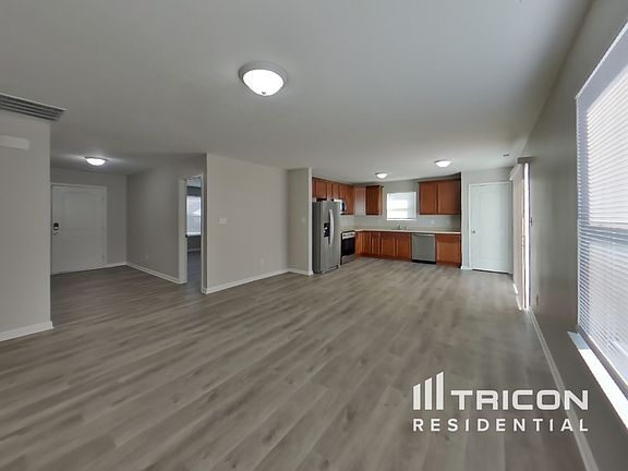 3rd image of 975 Martin Dr