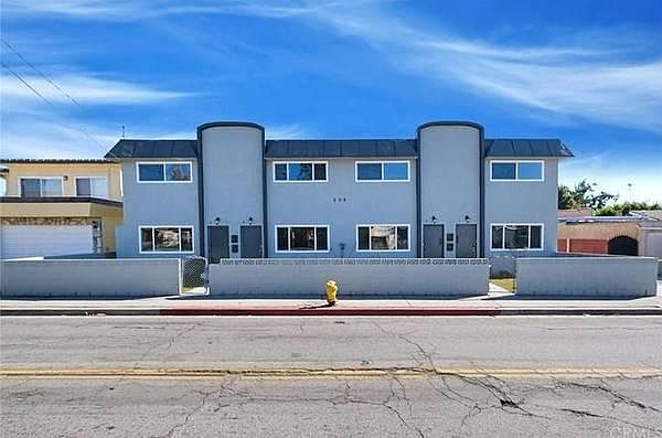 1st image of 558 E Hyde Park Blvd