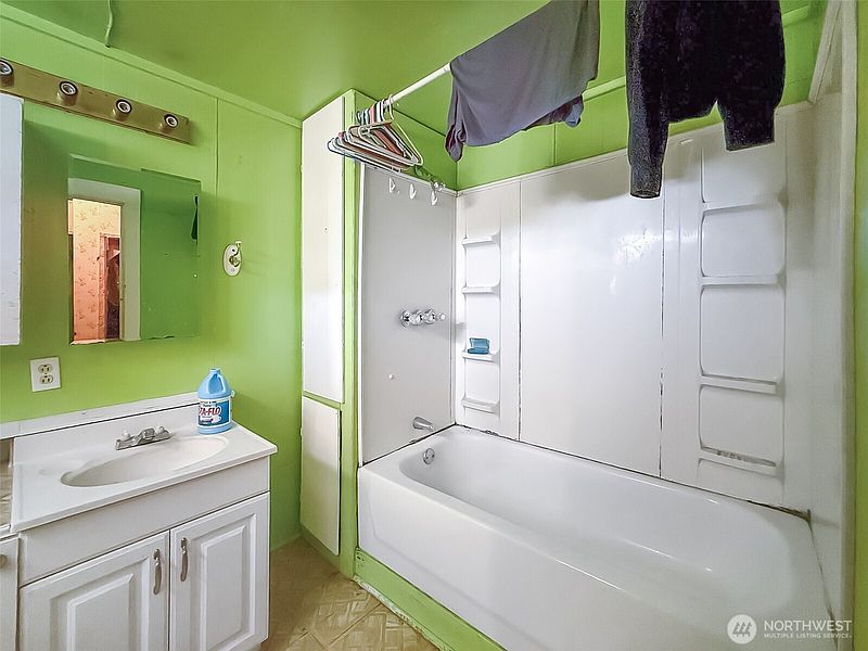 5th image of 809 E Morton Street