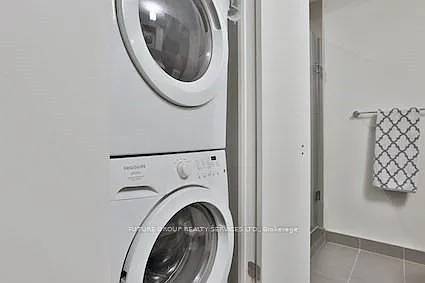 560 King St W #521 — Photo 5