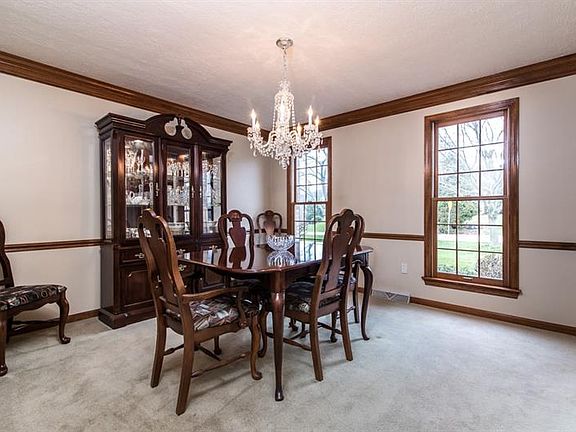 4th image of 240 Elmhurst Cir