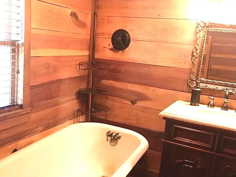 Full Bathroom -upstairs