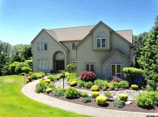 25 Indian Pipe Dr, Wynantskill, NY 12198