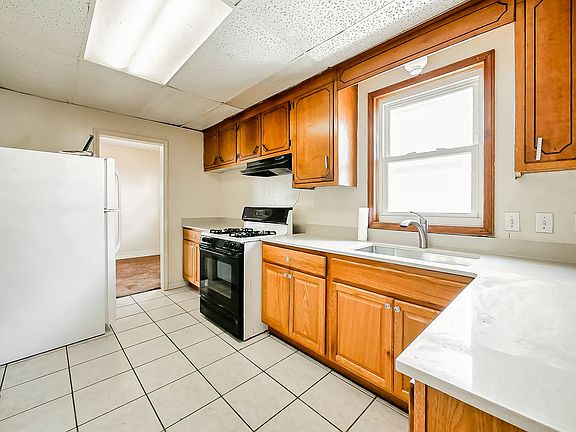 4th image of 1147 E Brockton Ave
