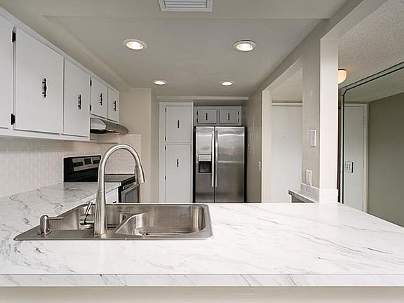 3rd image of 6210 Sun Blvd APT 403