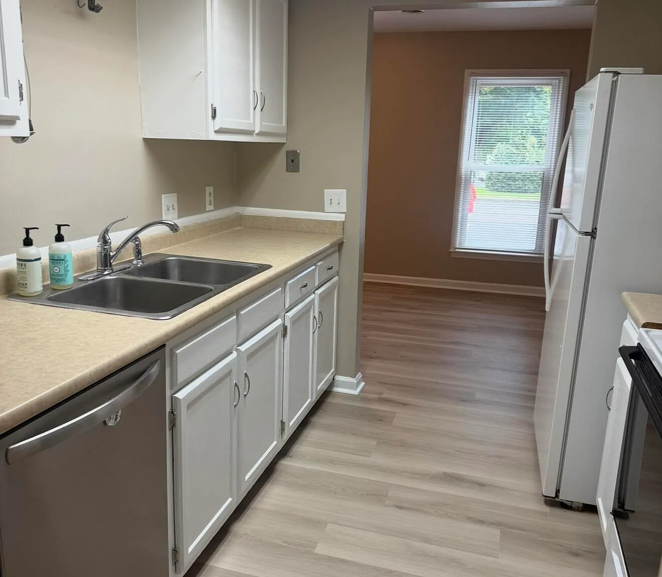 3 bed, 2.5 bath, 1571 sqft, $1,900 — Photo 4