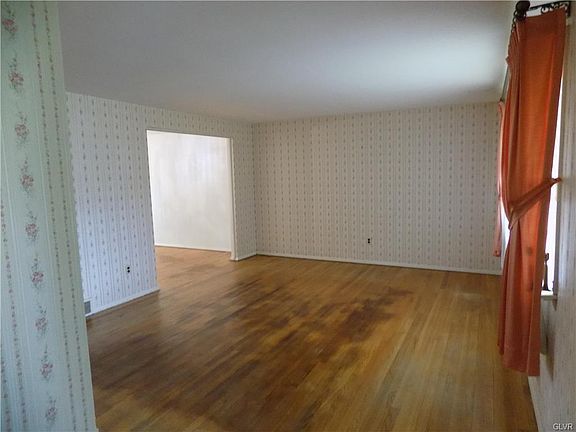 4th image of 2663 East Blvd