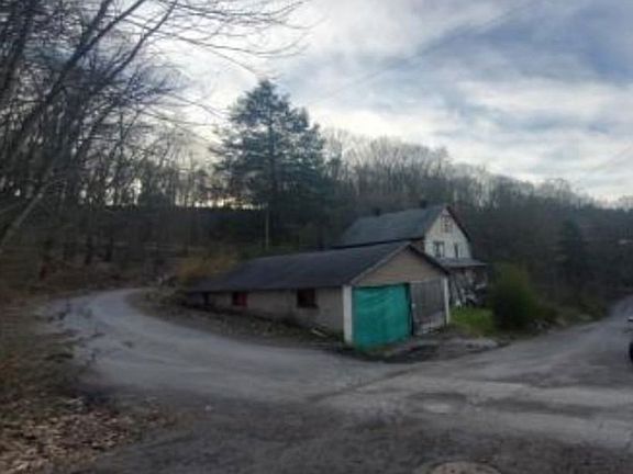 Exterior Neighborhood (street photo)