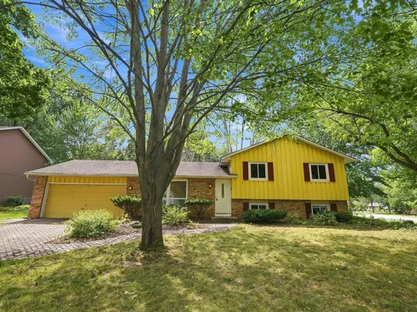 2527 Interlachen Dr, Stillwater, MN 55082