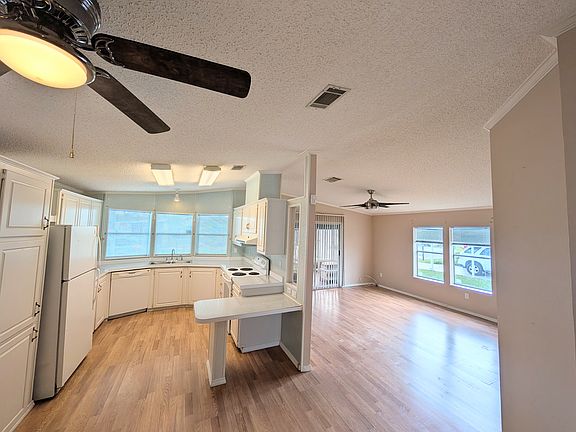 4th image of 1738 Western Redwood Ave