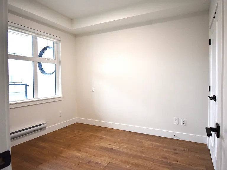 185 175a St #212 — Photo 11