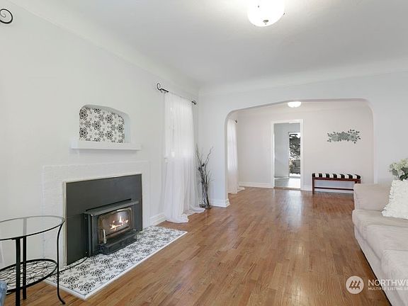 3rd image of 715 S 18th Avenue W