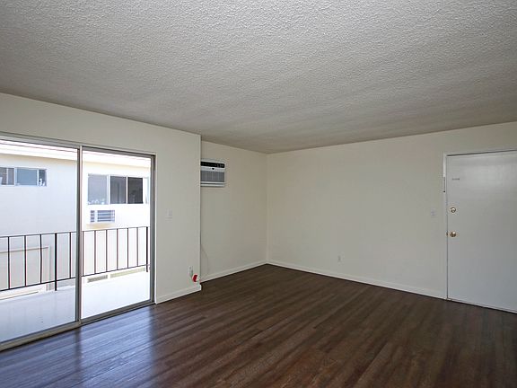 2nd image of 896 Magnolia Ave APT 4