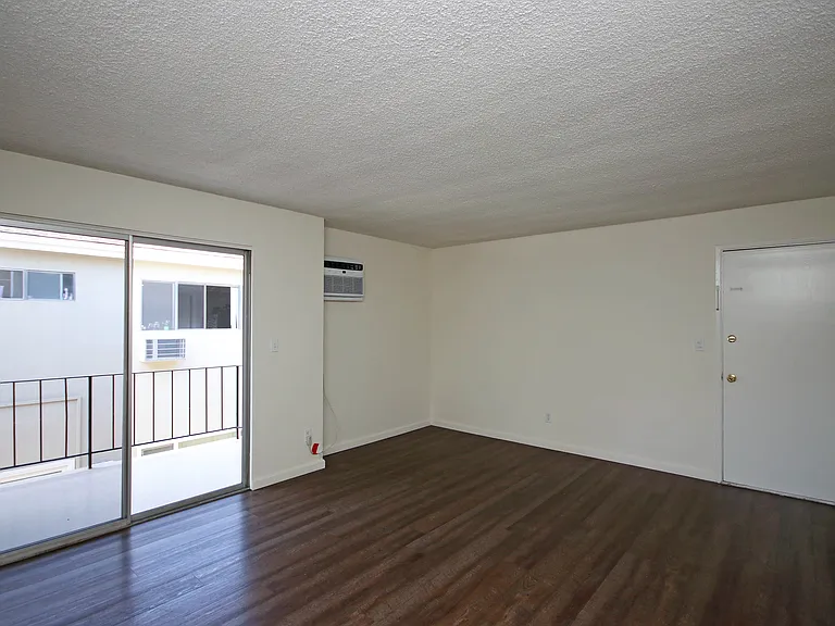896 Magnolia Ave #4 — Photo 2