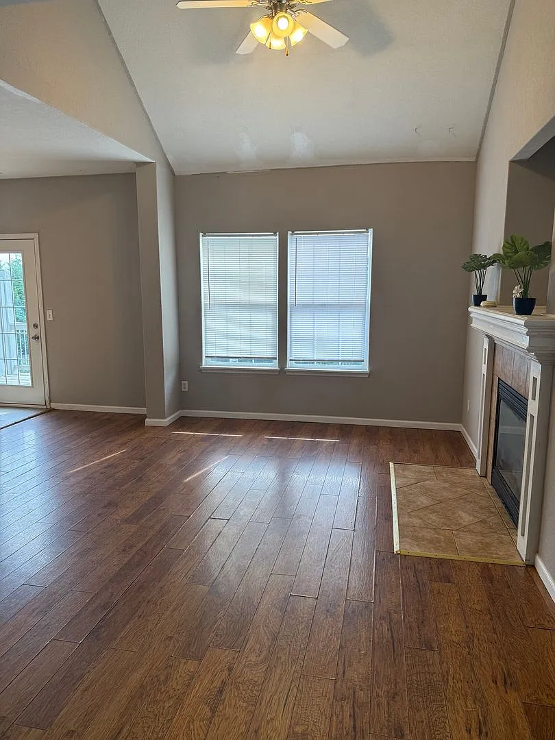 Charming Townhome, Prime Location, Cozy Living — Photo 3